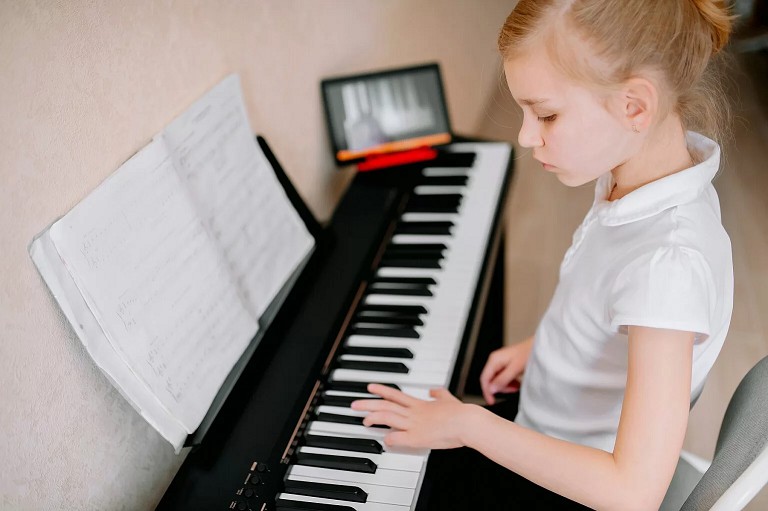 Nauka gry na pianinie DomPełenMuzyki